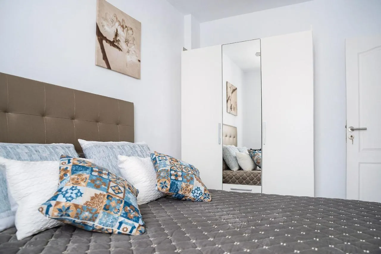 Spacious 3 Bedroom Apartment In Puerto De Santiago. Walk To The Beach. Fast Wifi, Netflix, Workstation.